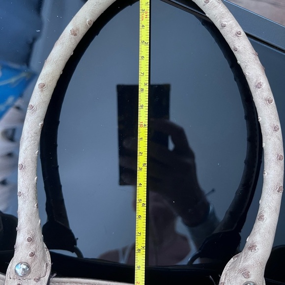 Faux ostrich, cream colored, tote bag. - Picture 9 of 12